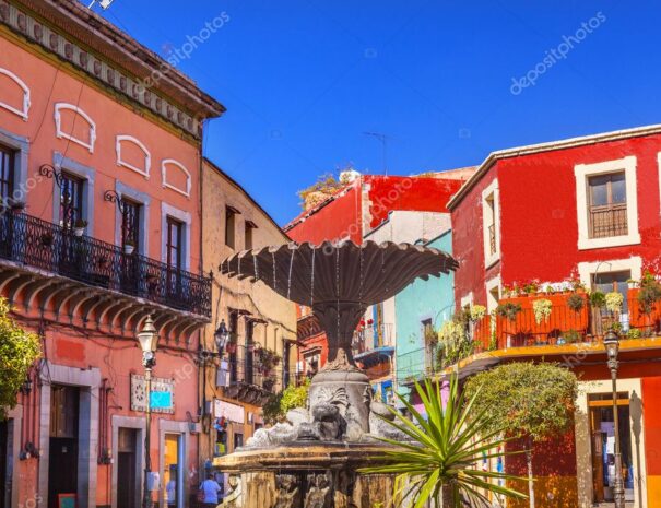 depositphotos_126452812-stock-photo-baratillo-square-guanajuato-mexico